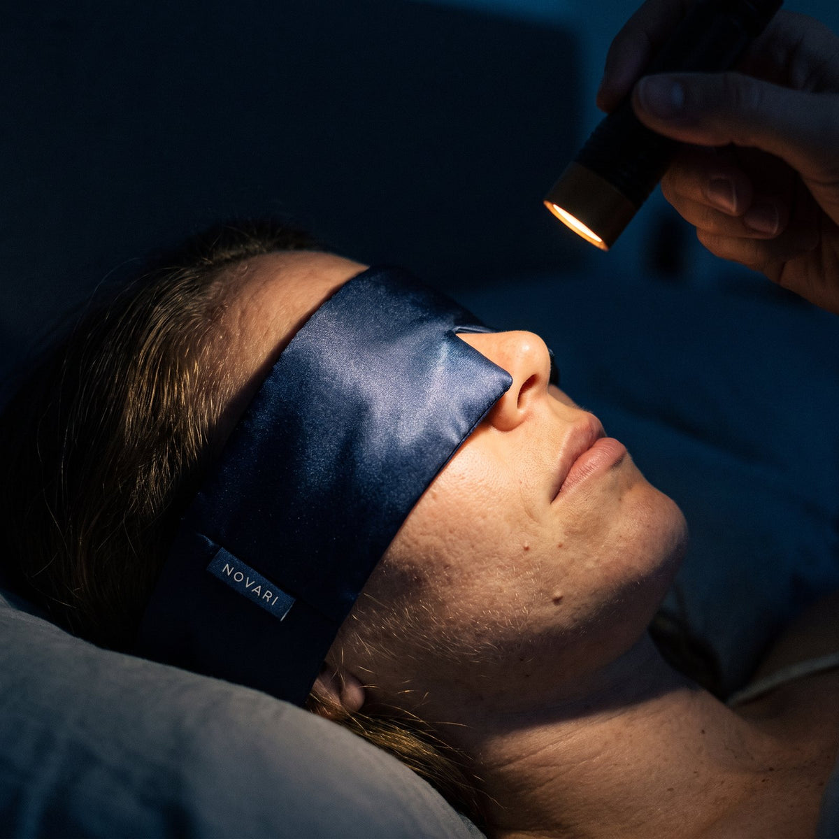 Flashlight test: light stays outside the mask at the nose
